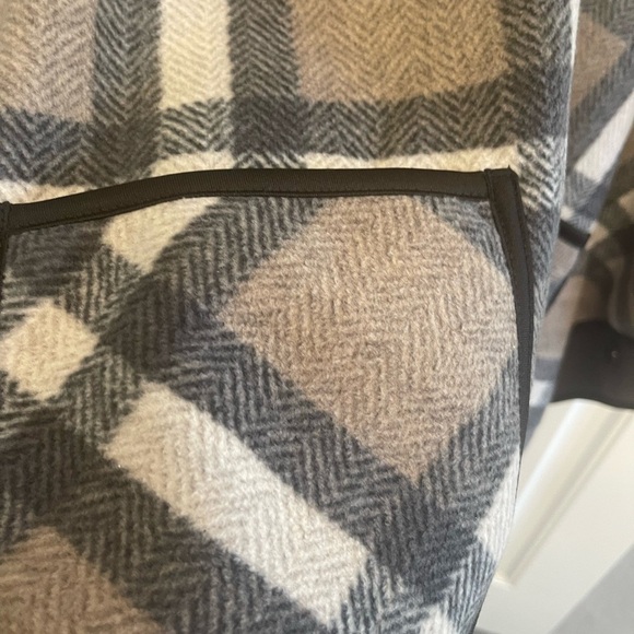 WOMENS PLAID CAPE!! plaid with front pockets, toggle closure, hood, L/XL - Picture 7 of 8